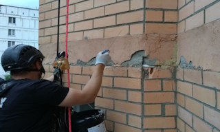 Обследование фасада здания в Дзержинском в октябре